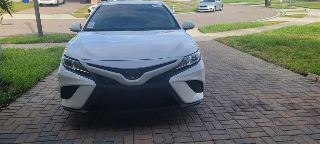2019 Toyota Camry SE's photo