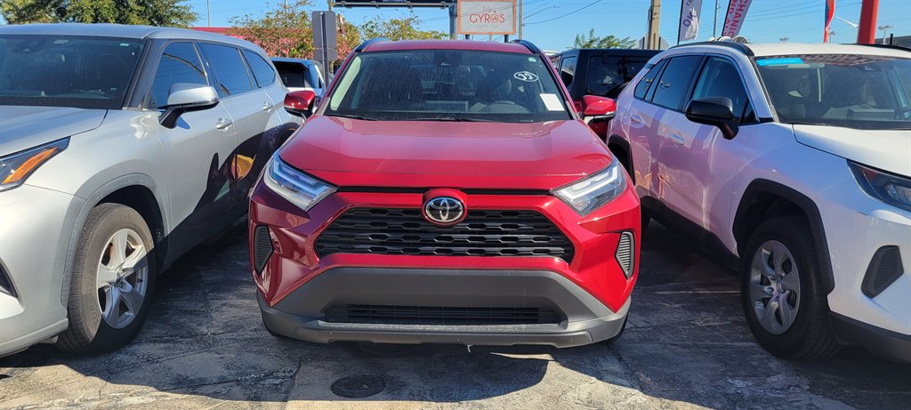 2023 Toyota RAV4 XLE's photo