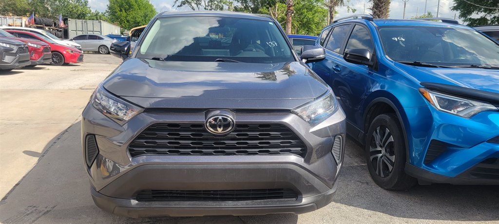 2022 Toyota RAV4 LE's photo
