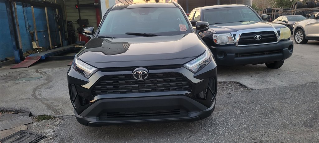 2023 Toyota RAV4 XLE's photo