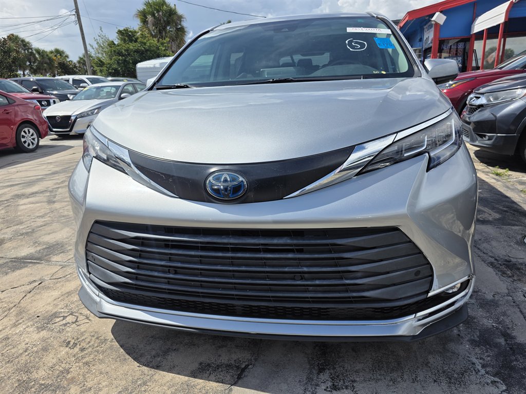 2021 Toyota Sienna XLE's photo