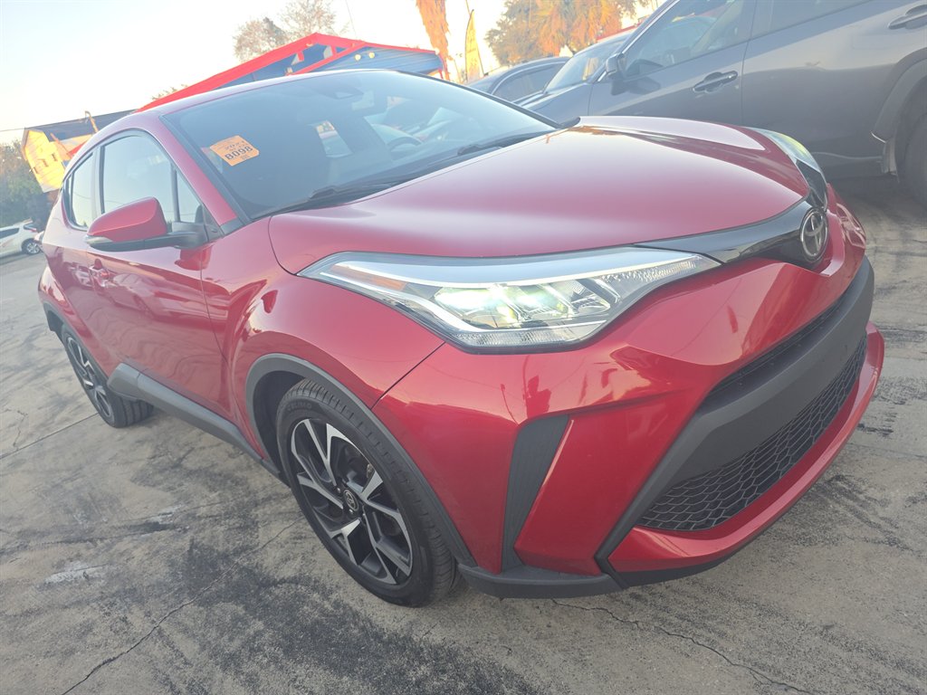 2021 Toyota C-HR XLE's photo