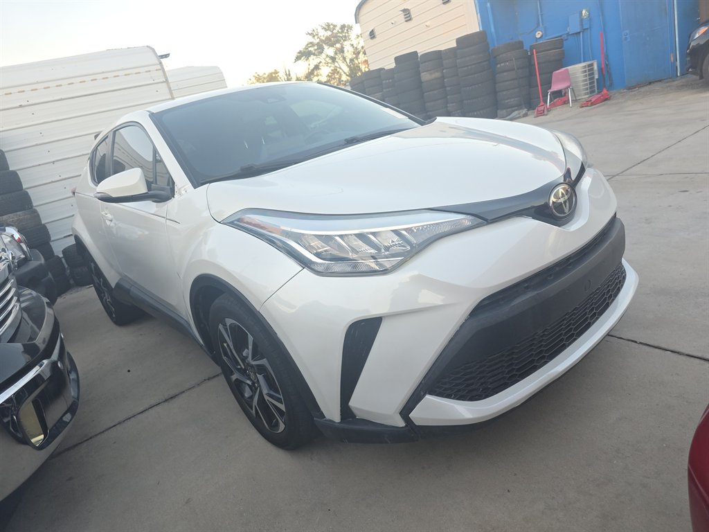 2020 Toyota C-HR XLE's photo
