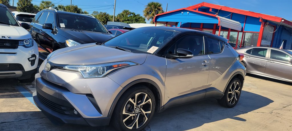 2019 Toyota C-HR LE's photo