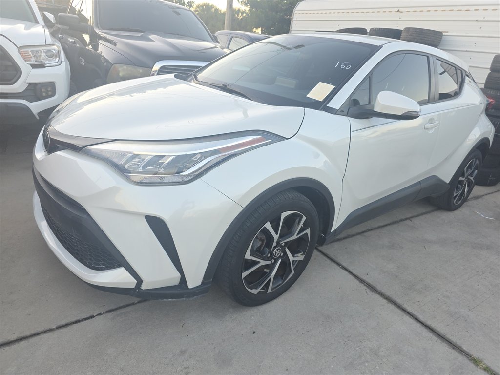 2021 Toyota C-HR XLE's photo